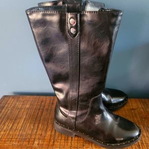 Girl's black boots